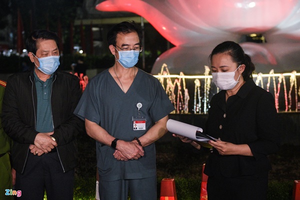 Bác sĩ, y tá Bệnh viện Bạch Mai bật khóc khi được gỡ lệnh cách ly-3