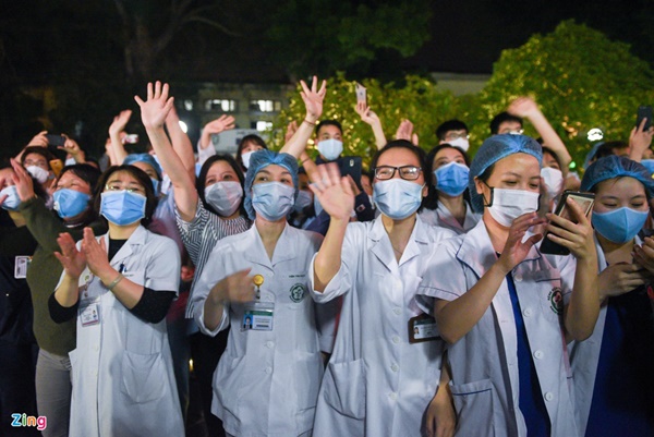 Bác sĩ, y tá Bệnh viện Bạch Mai bật khóc khi được gỡ lệnh cách ly-4
