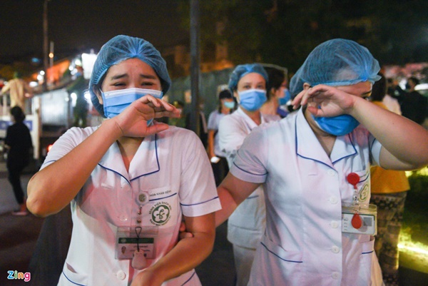 Bác sĩ, y tá Bệnh viện Bạch Mai bật khóc khi được gỡ lệnh cách ly-6