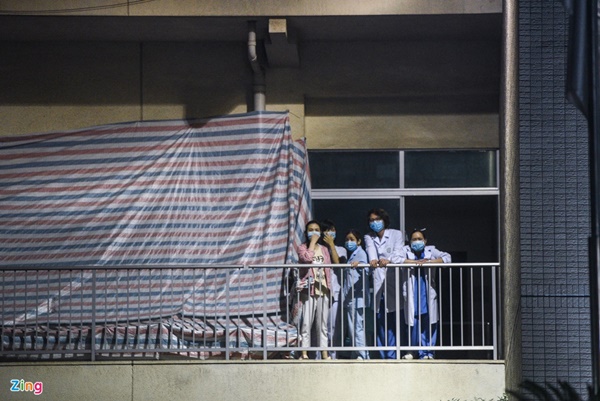 Bác sĩ, y tá Bệnh viện Bạch Mai bật khóc khi được gỡ lệnh cách ly-8