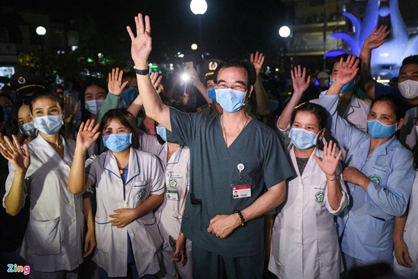 Bác sĩ, y tá Bệnh viện Bạch Mai bật khóc khi được gỡ lệnh cách ly-9
