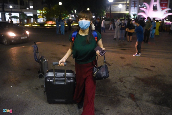 Bác sĩ, y tá Bệnh viện Bạch Mai bật khóc khi được gỡ lệnh cách ly-10