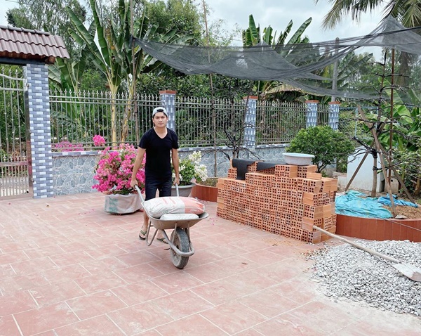 Quyền Linh&nbsp;và nhiều sao Việt chăm vườn trái cây khi về quê-4