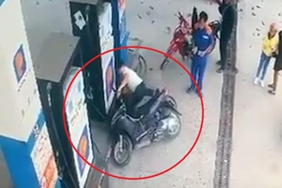 Nam thanh niên đầu trần lái xe máy lao vào trụ xăng