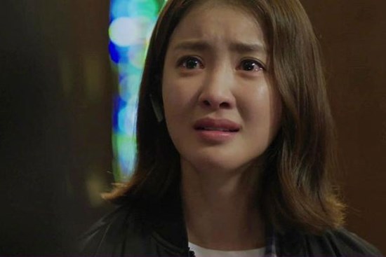 Vừa ra khỏi cổng tòa án, chồng đã chạy lại dúi vào tay tôi cuốn sổ tiết kiệm 2 tỷ rồi vội vã quay lưng đi trong sự kinh ngạc của mẹ con tôi