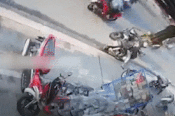 Bám vào cửa sau xe tải, nam thanh niên ngã lăn xuống đường-1