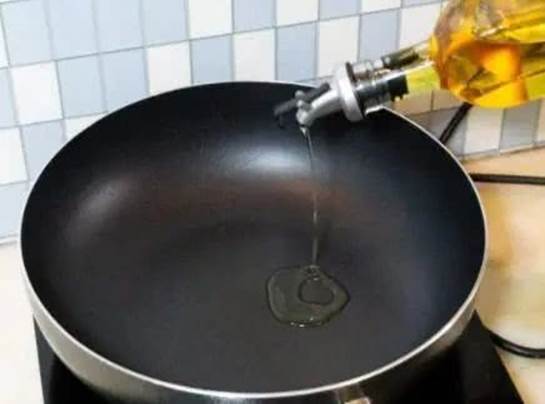 Chảo mới mua về, bôi ngay thứ này lên thì chảo sắt cũng thành chống dính-2