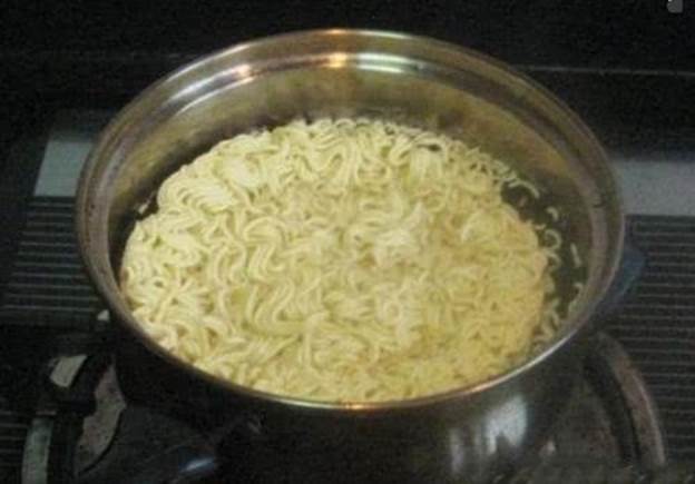 Nấu mì tôm, cho mì hay gói gia vị vào trước, nhiều người làm sai nên không ngon-2