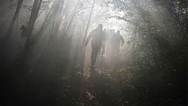 Cả gia đình tức tốc chạy vào rừng ở vì sợ lây nhiễm Covid-19, cảnh sát phải hộ tống trở về nhưng phát hiện sự thật tàn nhẫn trên cơ thể những đứa trẻ-2