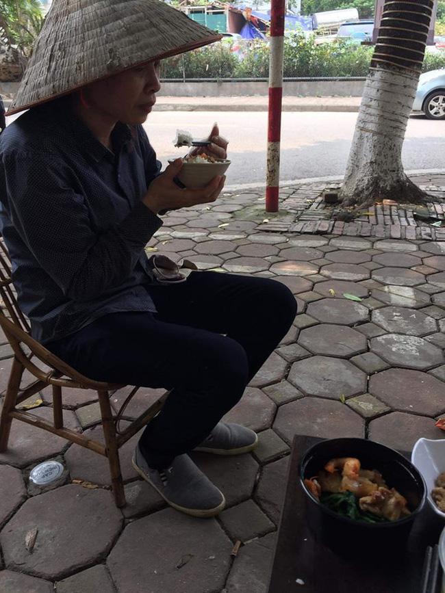 Hình ảnh người phụ nữ khắc khổ gom ve chai và lời từ chối nhận gói quà miễn phí khiến nhiều người lặng đi vì xúc động-1