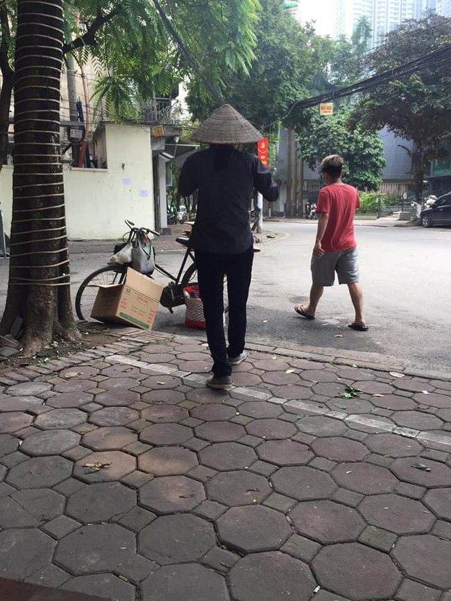 Hình ảnh người phụ nữ khắc khổ gom ve chai và lời từ chối nhận gói quà miễn phí khiến nhiều người lặng đi vì xúc động-2