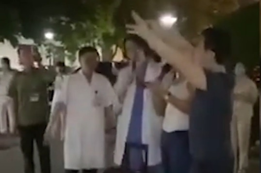 Bộ Y tế yêu cầu Bệnh viện Bạch Mai xác minh việc nhân viên y tế tụ tập-1