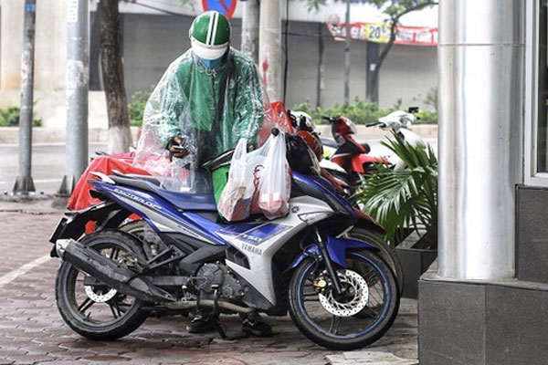 Shipper đồ ăn uống chạy không hết việc trong mùa dịch-10