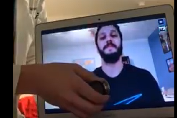 Con học dốt gần nhất lớp bỗng dưng thi được điểm 10, mẹ tra hỏi thì phát hiện chiêu trò gian lận cực tinh quái của cậu bé-1