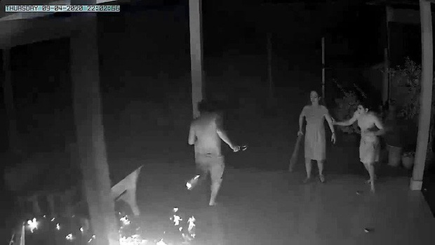 Vợ bồng con về sống nhà cha mẹ ruột, chồng đến ném bom xăng khủng bố tinh thần-1