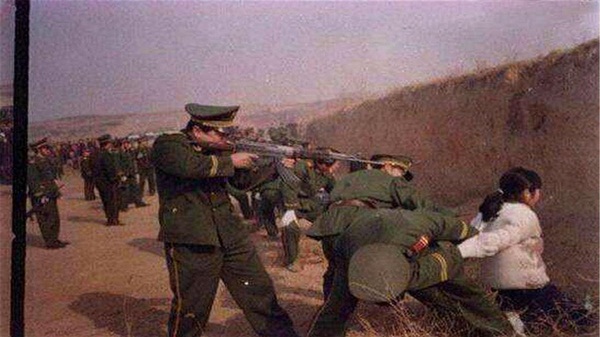 Chuỗi ngày bi kịch của kẻ sát nhân xinh đẹp: Vừa ra đời đã bị chôn sống, khi trưởng thành lại bị lạm dụng và tra tấn liên tục-3