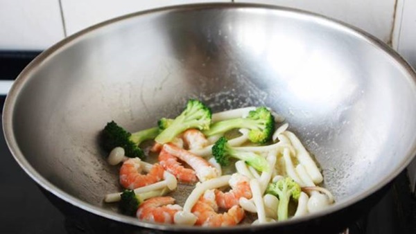 Tự làm Mỳ Ý kem hải sản, giàu dinh dưỡng, vị ngon như ngoài hàng-5