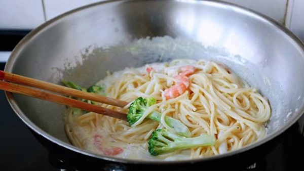 Tự làm Mỳ Ý kem hải sản, giàu dinh dưỡng, vị ngon như ngoài hàng-7