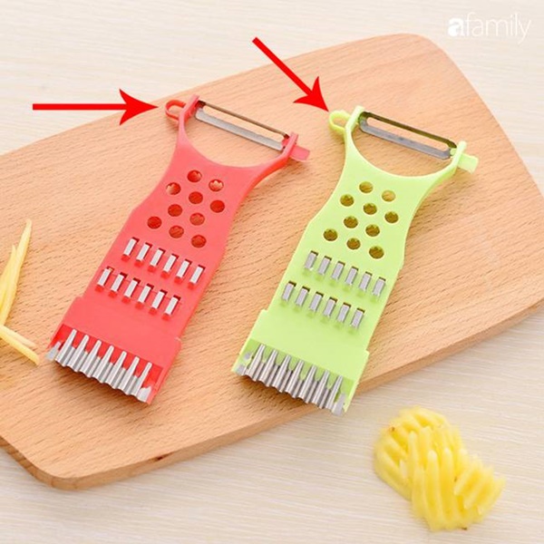 Suốt bao nhiêu năm, giờ tôi mới biết công dụng của chiếc lỗ nhỏ dao nạo rau củ-1