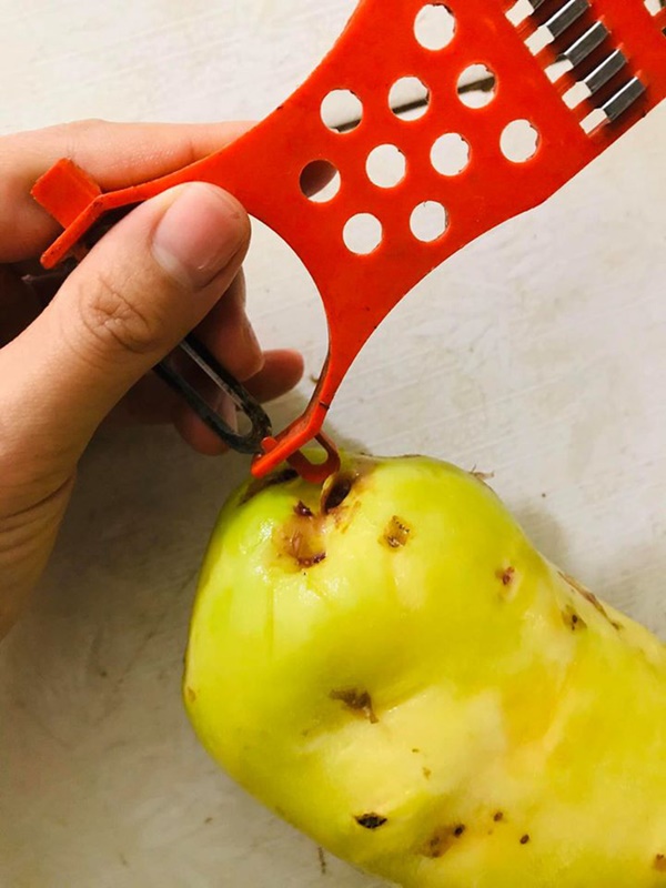 Suốt bao nhiêu năm, giờ tôi mới biết công dụng của chiếc lỗ nhỏ dao nạo rau củ-3