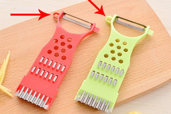 Suốt bao nhiêu năm, giờ tôi mới biết công dụng của chiếc lỗ nhỏ dao nạo rau củ