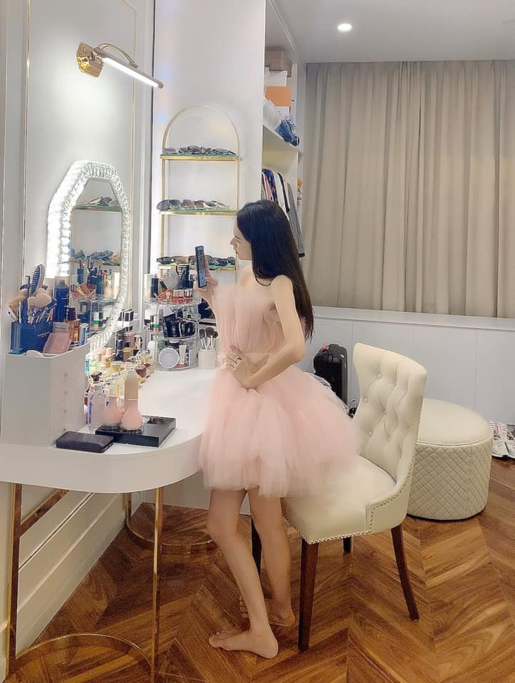 Vì sơ sểnh lộ thân hình khẳng khiu mà Hương Giang kém đẹp hơn vợ 2 Minh Nhựa và bà hoàng Hermes khi cùng diện váy công chúa-3