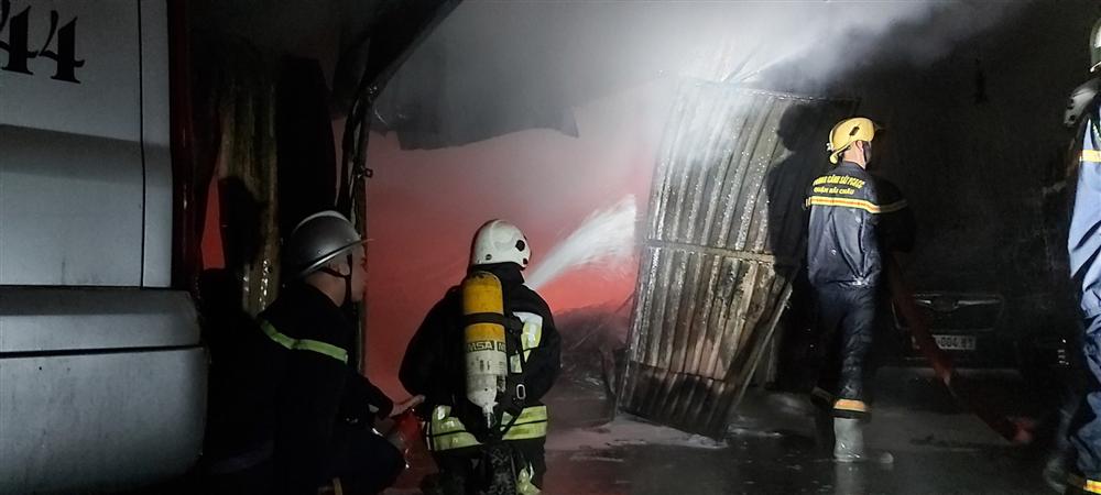 Cháy lớn kinh hoàng tại bãi giữ ô tô, hàng trăm cảnh sát đội mưa dập lửa xuyên đêm-2