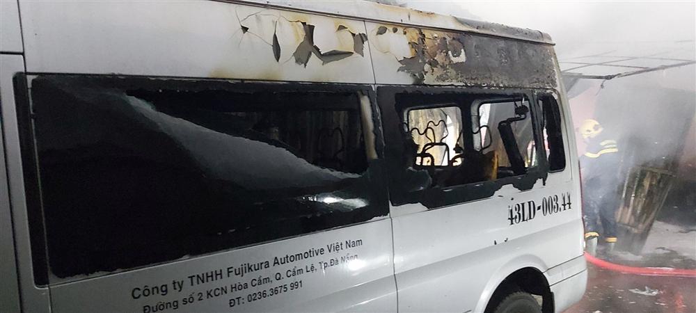 Cháy lớn kinh hoàng tại bãi giữ ô tô, hàng trăm cảnh sát đội mưa dập lửa xuyên đêm-4