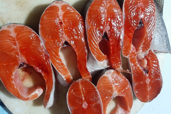 Cá hồi Sapa 190 ngàn đồng/kg, bà nội trợ mua chung thùng xốp 50kg ăn dần-6