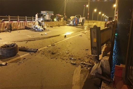 Xe bán tải đâm gãy thành cầu, một người chết