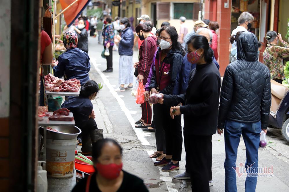 Phố cổ Hà Nội kẻ vạch cách xa nhau, ai lại gần quyết không bán hàng-14