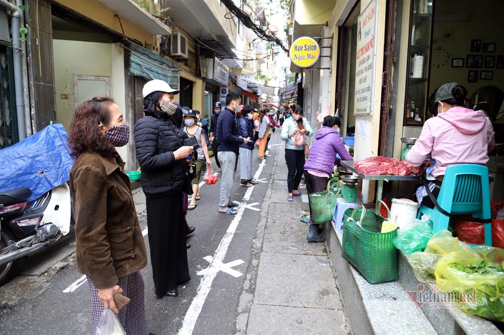 Phố cổ Hà Nội kẻ vạch cách xa nhau, ai lại gần quyết không bán hàng-15