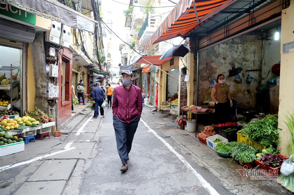 Phố cổ Hà Nội kẻ vạch cách xa nhau, ai lại gần quyết không bán hàng-16