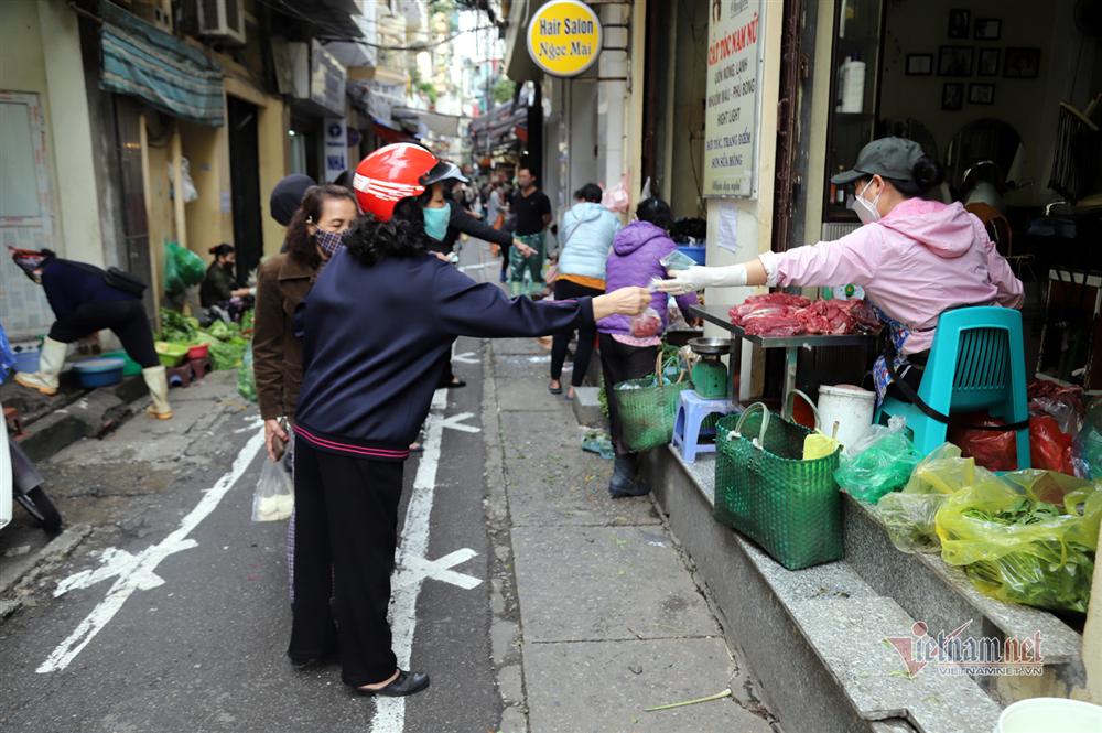 Phố cổ Hà Nội kẻ vạch cách xa nhau, ai lại gần quyết không bán hàng-3