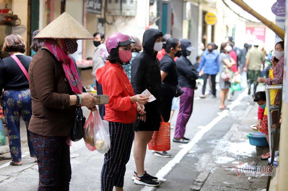 Phố cổ Hà Nội kẻ vạch cách xa nhau, ai lại gần quyết không bán hàng-5