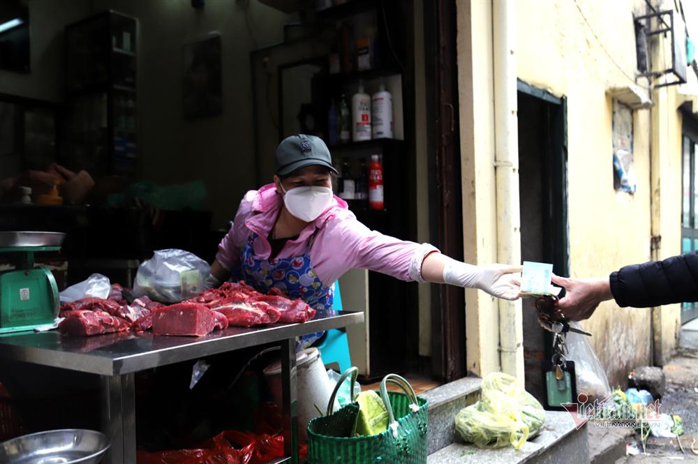 Phố cổ Hà Nội kẻ vạch cách xa nhau, ai lại gần quyết không bán hàng-8