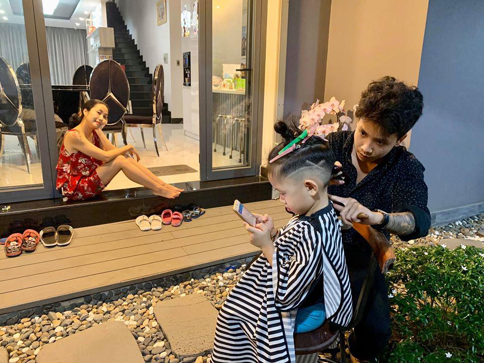 Cả Ốc Thanh Vân và Hồng Nhung đều cho con trai để tóc dài thướt tha như con gái, nguyên do hóa ra cực kỳ đơn giản-2