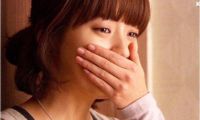 Con gái gọi điện nói là đang trong bệnh viện cần mẹ vào gấp, đến nơi nhìn thấy con đau đớn gắng gượng bón sữa cho đứa nhỏ mà tôi sốc nặng-1