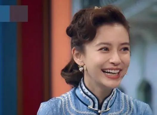 Angelababy hớ hênh ngay trên sóng truyền hình, lúng túng che chắn vẫn không kịp-2