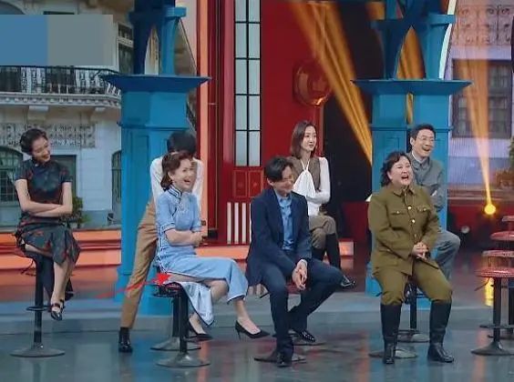 Angelababy hớ hênh ngay trên sóng truyền hình, lúng túng che chắn vẫn không kịp-3