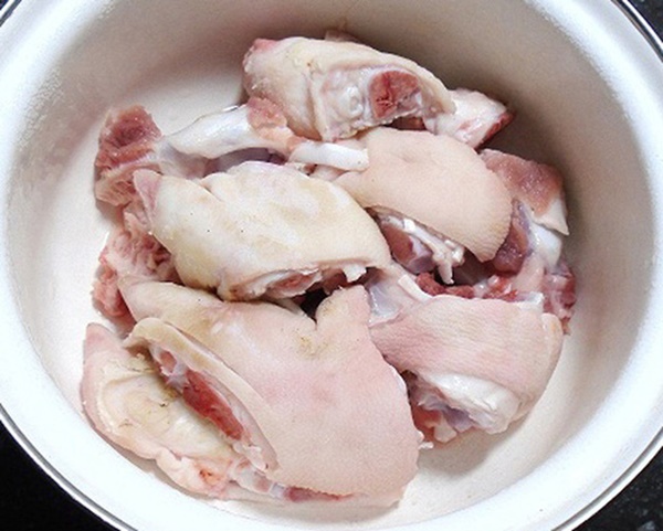 Mẹ đảm làm món chân giò kho dứa vừa mềm vừa ngon, chồng con&nbsp;khen hết lời-2