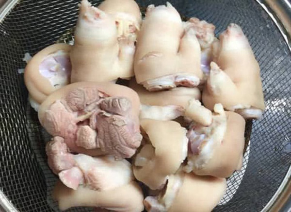 Mẹ đảm làm món chân giò kho dứa vừa mềm vừa ngon, chồng con&nbsp;khen hết lời-3