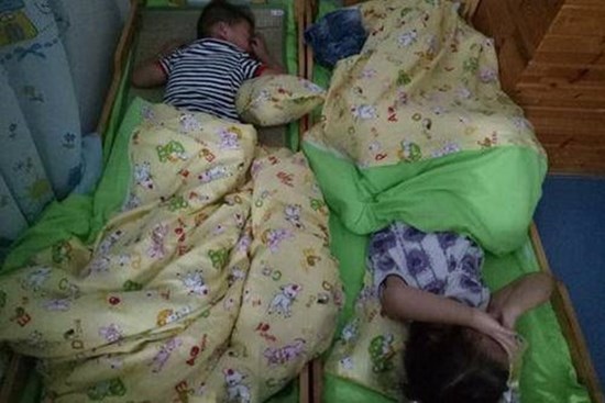 Bé trai mẫu giáo phát ra tiếng kì lạ lúc ngủ ở trường, cô giáo giật mình khi mở chăn