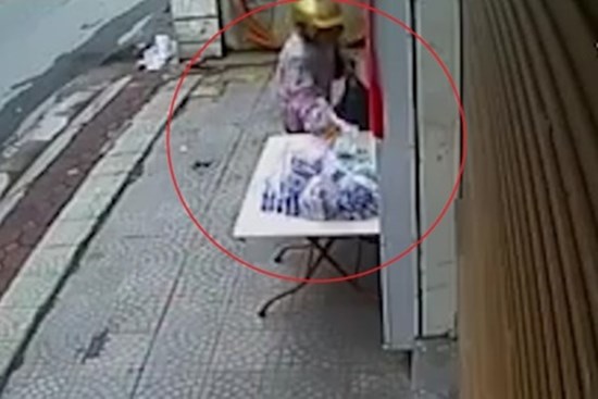 Người phụ nữ lấy hết phần quà từ thiện ở Hà Nội