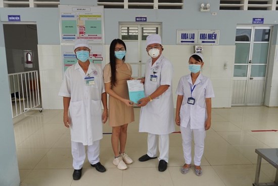 Ca nhiễm Covid-19 đầu tiên tại Bạc Liêu khỏi bệnh, 2 nam du học sinh khác vẫn đang được điều trị