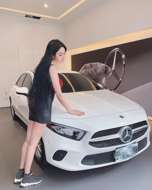 Hot girl ngực khủng bị bóc phốt ảnh thật khác 180 độ khi khoe ảnh đứng cạnh siêu xe-1