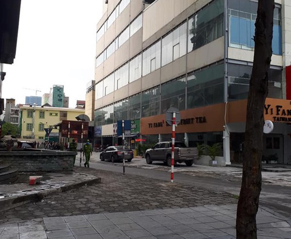 Hà Nội: Bàng hoàng phát hiện 1 người phụ nữ rơi từ tầng cao khu vực siêu thị Big C Hà Đông xuống đất tử vong-1