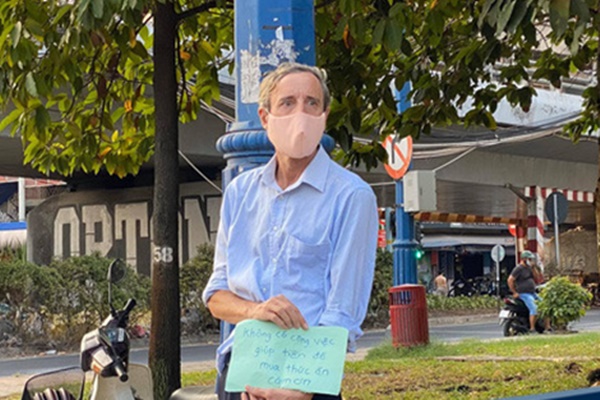 Gặp thầy giáo Tây thất nghiệp, cầm bảng xin giúp tiền để mua thức ăn: Tôi choáng ngợp bởi lòng từ bi và sự hào phóng của người Việt-10