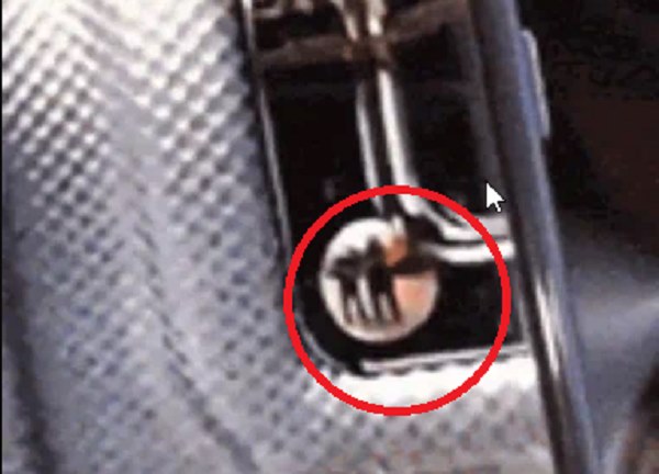 Bạn trai bảo đi du lịch 1 mình còn ngoan ngoãn gửi hình về làm tin, nào ngờ lại là chứng cứ giúp bạn gái phát hiện mình đang bị cắm sừng chỉ nhờ vào chiếc đinh tán-3