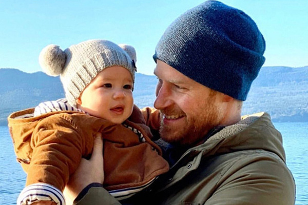 Harry bóng gió rời hoàng gia từ hè năm ngoái và từ chối lời đề nghị dùng tên con trai Archie đặt cho một chiếc máy bay chữa cháy-1
